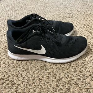 Nike free run tennis shoes black